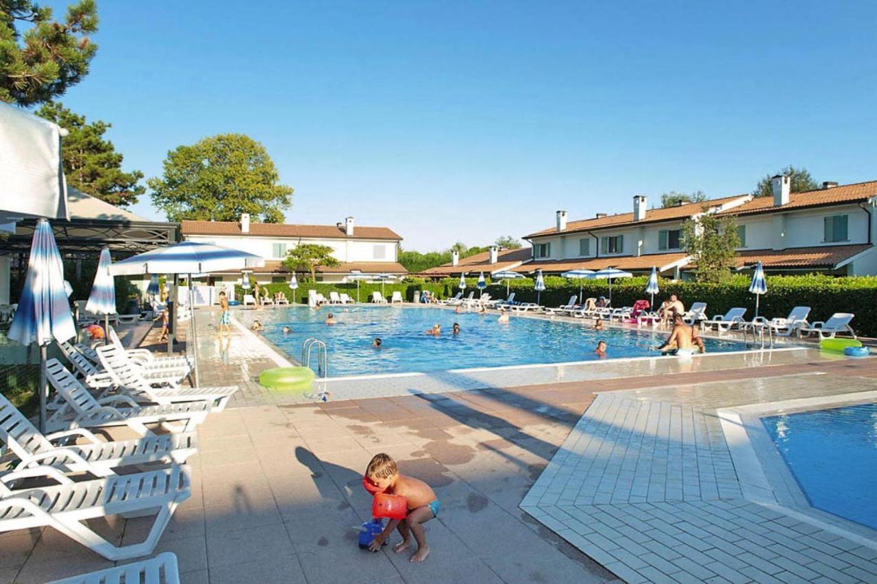 Terraced House In The Ca' Del Pino Holiday Complex With Communal Pool In Бибионе Экстерьер фото