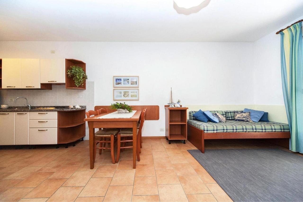 Terraced House In The Ca' Del Pino Holiday Complex With Communal Pool In Бибионе Экстерьер фото